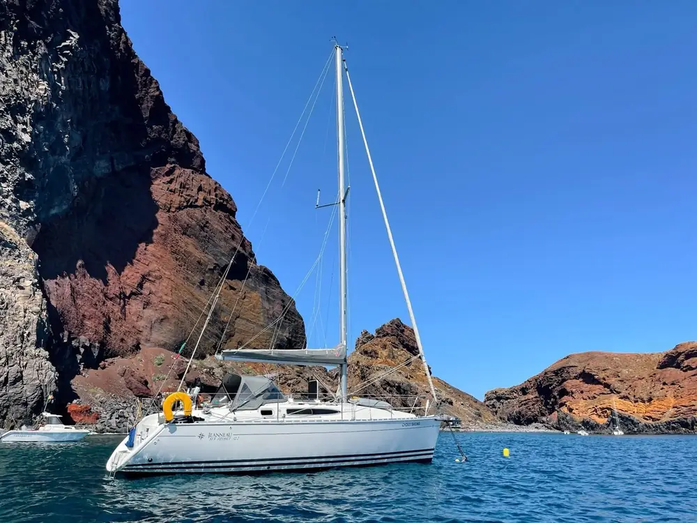Chokasailing boat at Ponta de Sao Lourenco