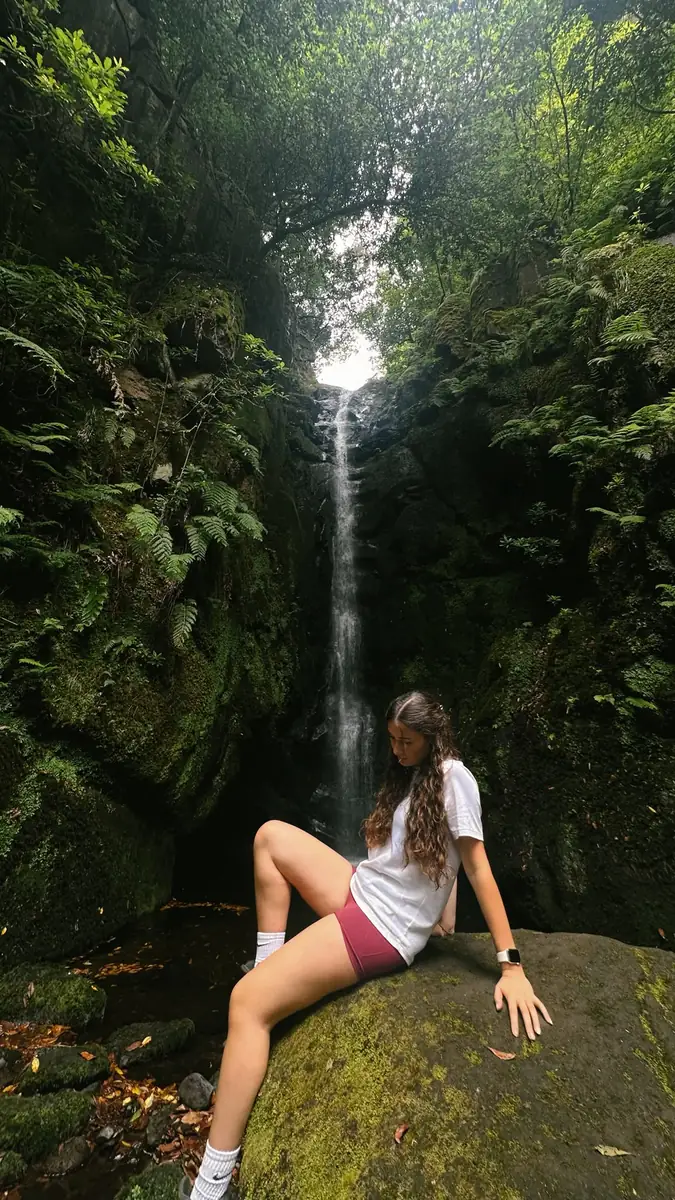 Poço das Pulgas waterfall falling through mossy rocks
